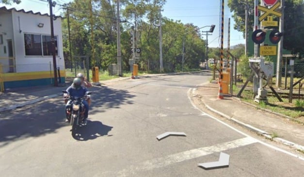 Passagem de nível de ferrovia em Cariacica