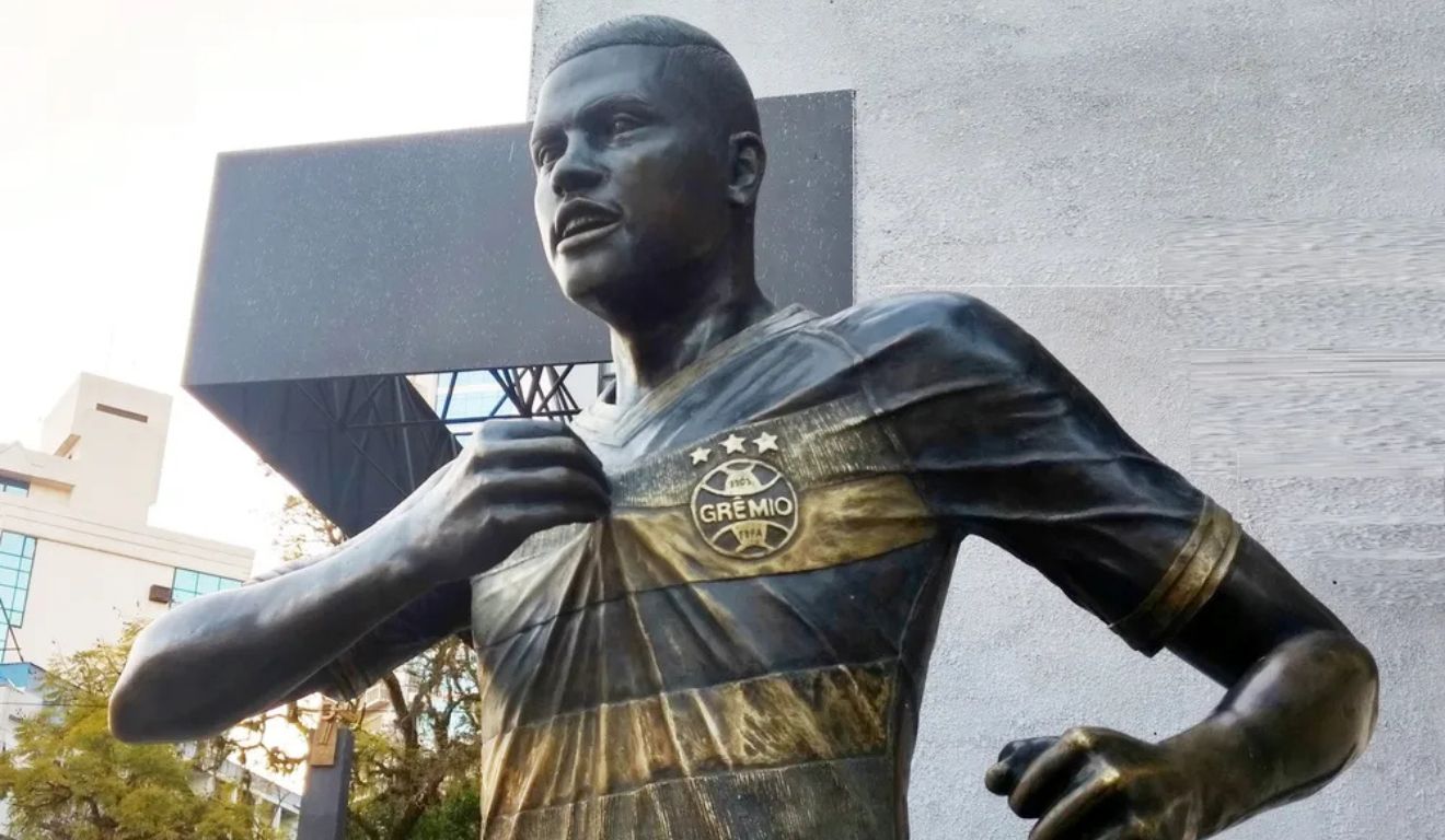 O atacante Pedro Rocha tem estátua em Porto Alegre.