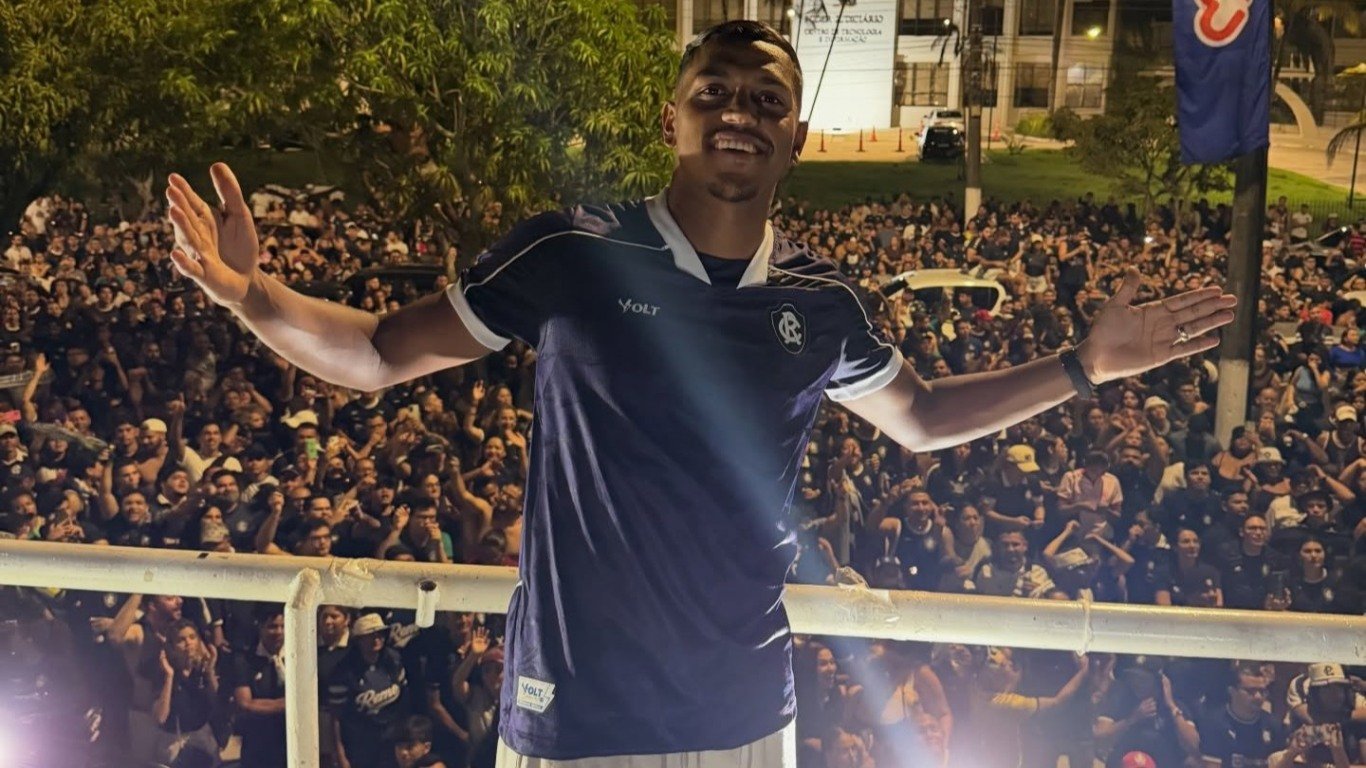 Série B do Brasileiro.
Pedro Rocha comemora acesso do Remo com a torcida.
23/11/2025