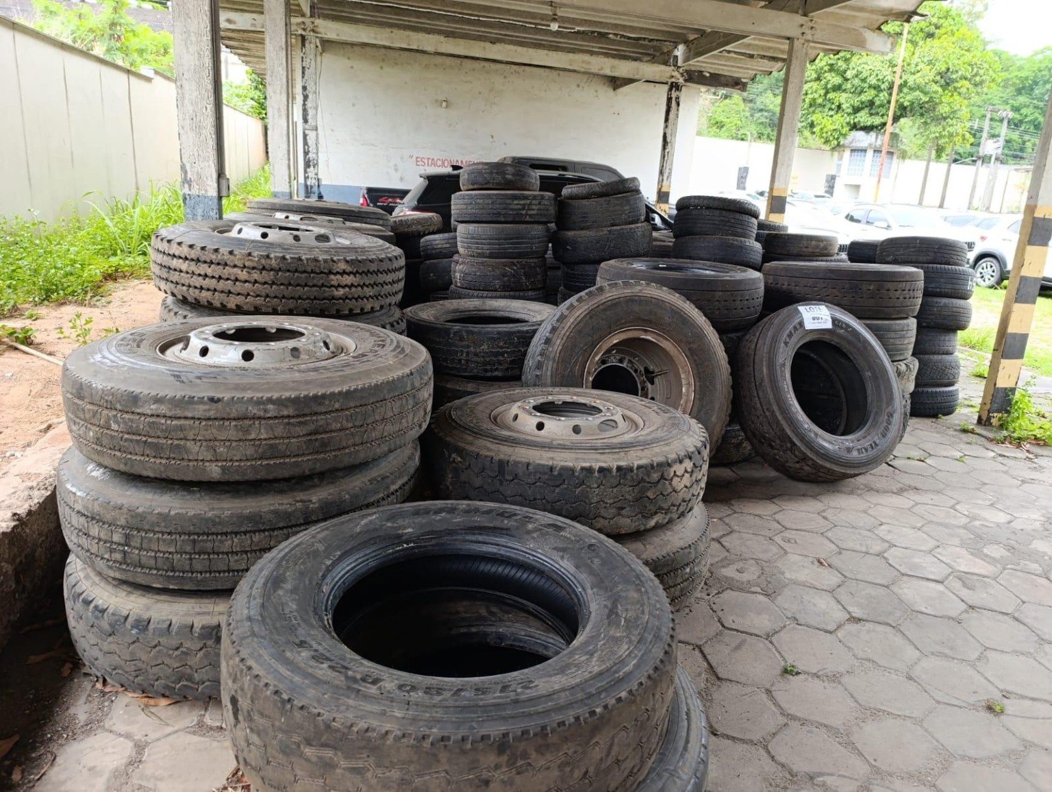 Pneus que vão a leilão pelo Corpo de Bombeiros do ES Pneus que vão a leilão pelo Corpo de Bombeiros do ES