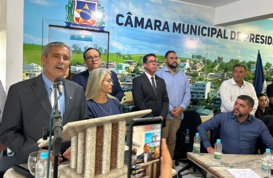 Dorlei Fontão discursa ao tomar posse como prefeito (foto: Eliza Frizera) 