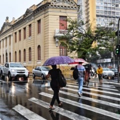 Previsão do tempo dia nublado ou chuva