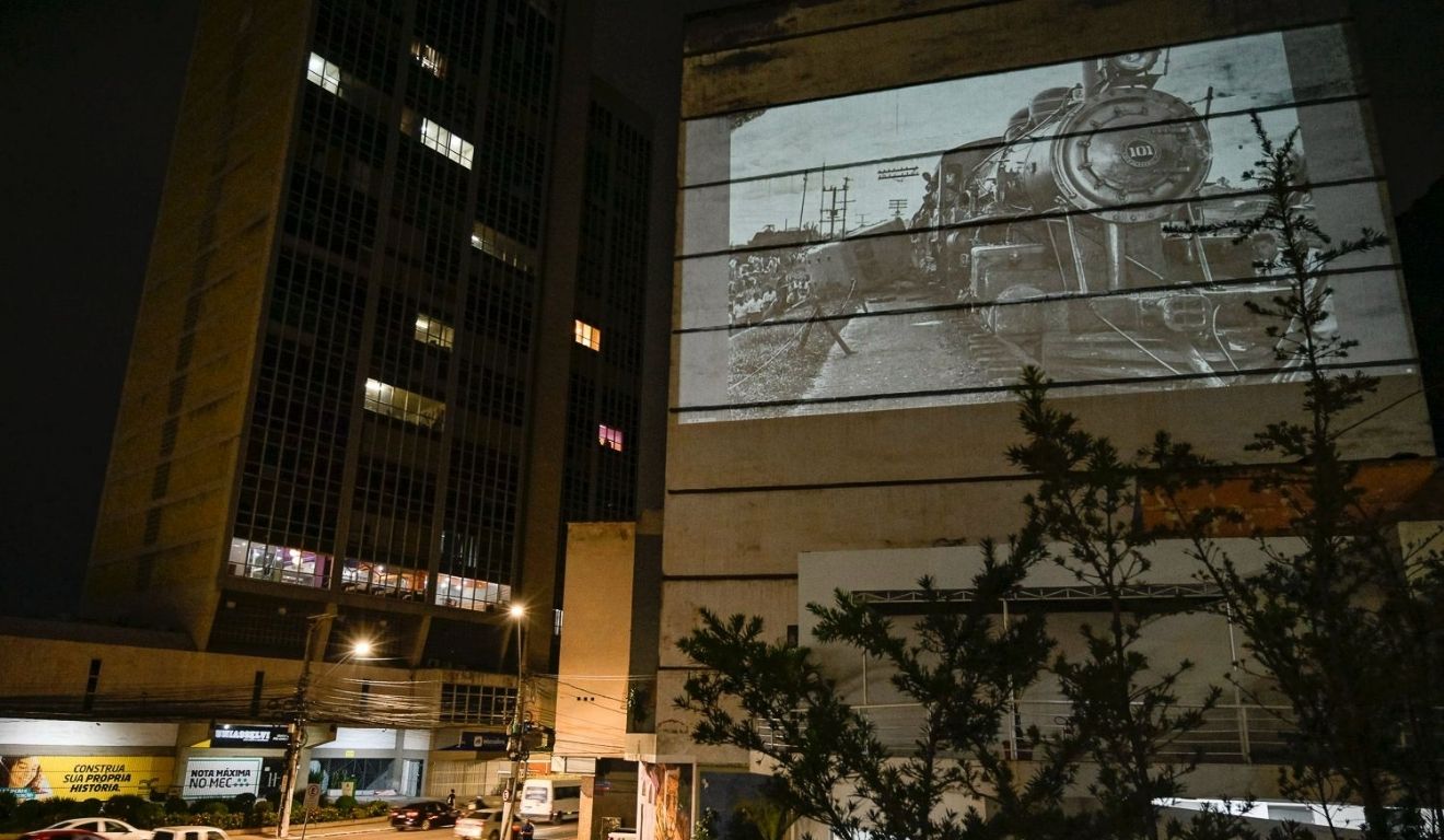 Público também poderá acompanhar comentários sobre cada fotografia (Foto: Divulgação)