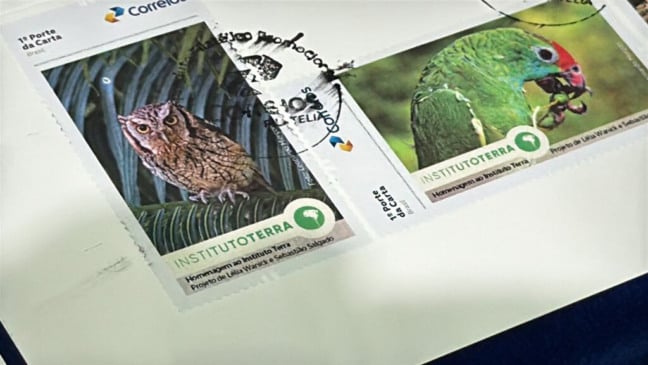 Selo dos Correios que homenageia o Sebastião Salgado e o Instituto Terra é lançado na COP 30