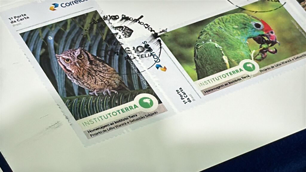 Selo dos Correios que homenageia o Sebastião Salgado e o Instituto Terra é lançado na COP 30