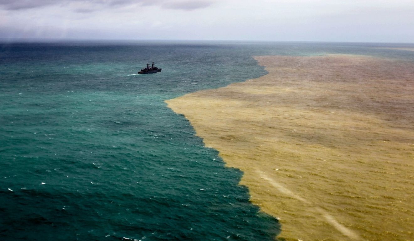 Linhares, 22/11/2015. Lama de rejeitos minerais proveniente da barragem do Fundão, Mariana (MG) chega ao oceano no distrito de Regência, em Linhares (ES) Linhares, 22/11/2015. Lama de rejeitos minerais proveniente da barragem do Fundão, Mariana (MG) chega ao oceano no distrito de Regência, em Linhares (ES)