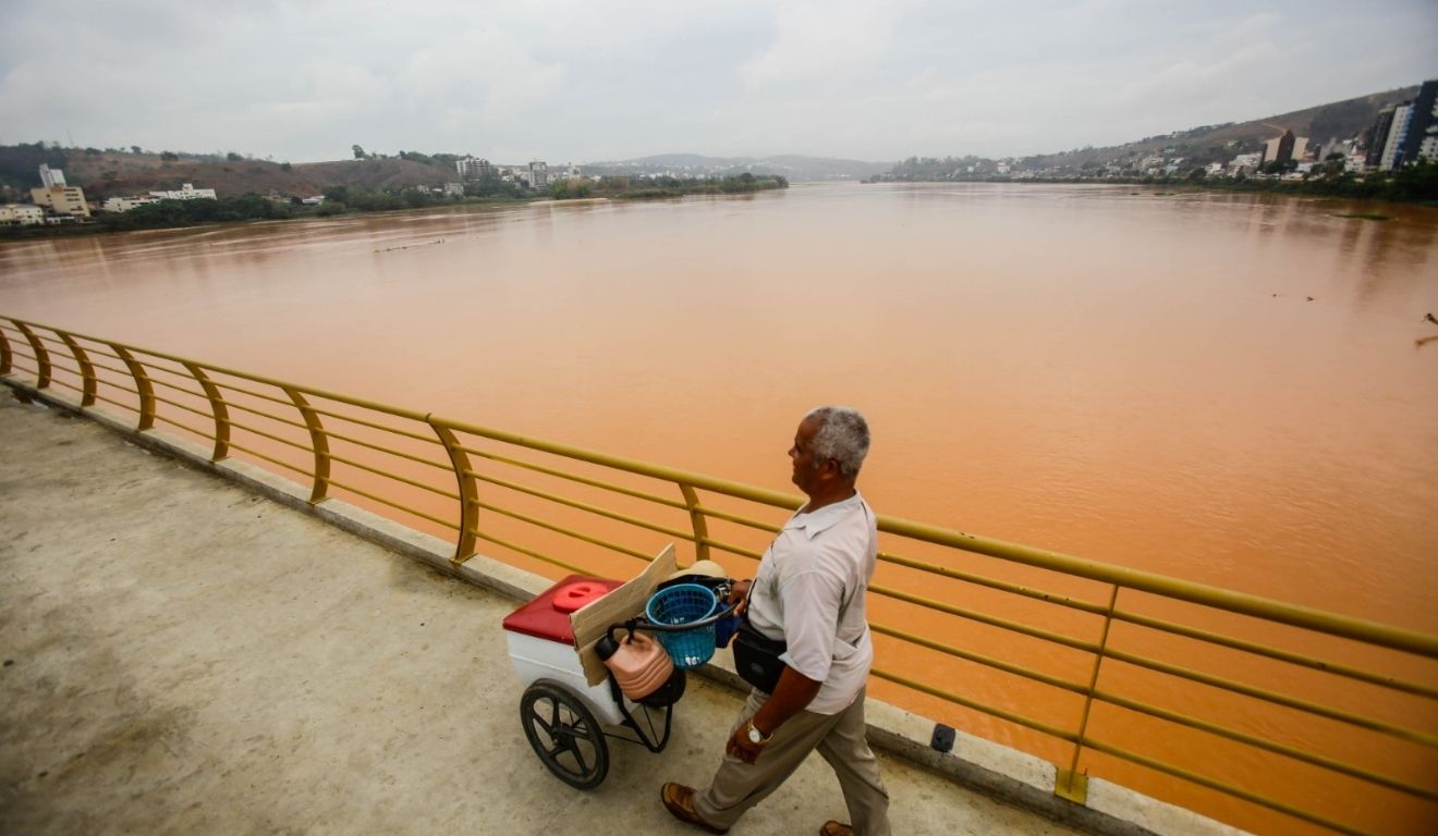 Colatina,19/11/2015. Vista parcial da Ponte Florentino Avidos que corta a cidade de Colatina. O município recebeu a onda da lama provocada pelo rompimento da barragem em Mariana (MG) Colatina,19/11/2015. Vista parcial da Ponte Florentino Avidos que corta a cidade de Colatina. O município recebeu a onda da lama provocada pelo rompimento da barragem em Mariana (MG)