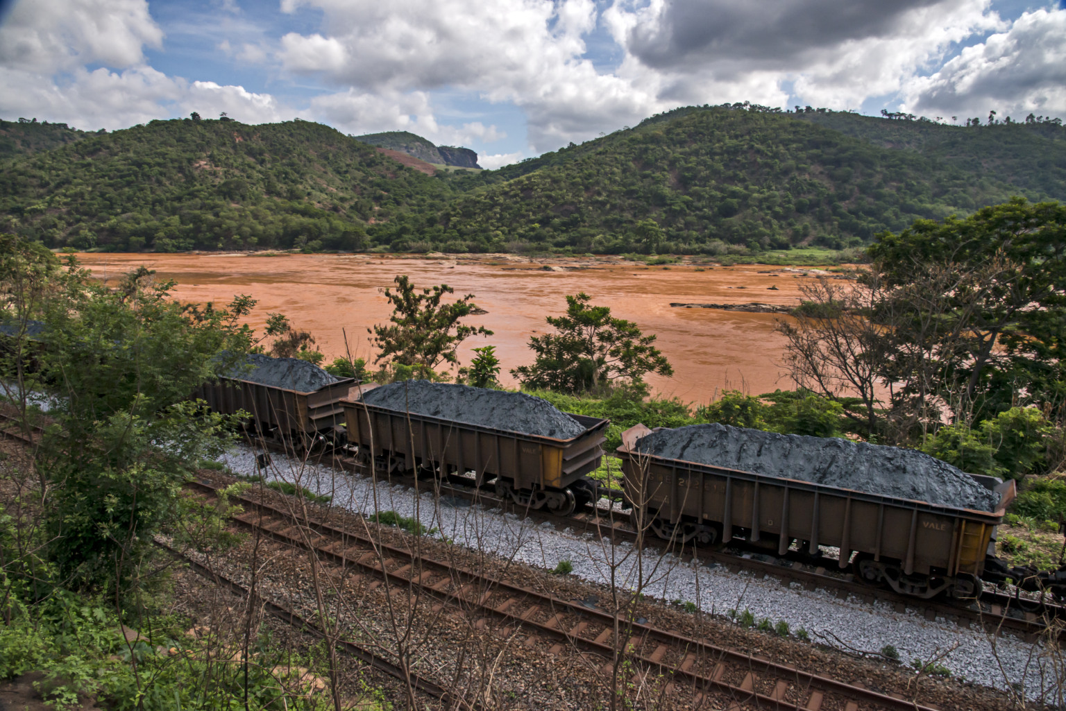 10 anos da tragédia no Rio Doce. Por Leonardo Merçon/ Instituto Últimos Refúgios 10 anos da tragédia no Rio Doce. Por Leonardo Merçon/ Instituto Últimos Refúgios