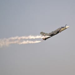 Nas imagens, é possível ver que o avião parece perder o controle e mergulha diretamente em direção ao solo. Foto: GIUSEPPE CACACE/AFP