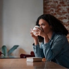 Mulher tomando café