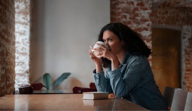 Mulher tomando café