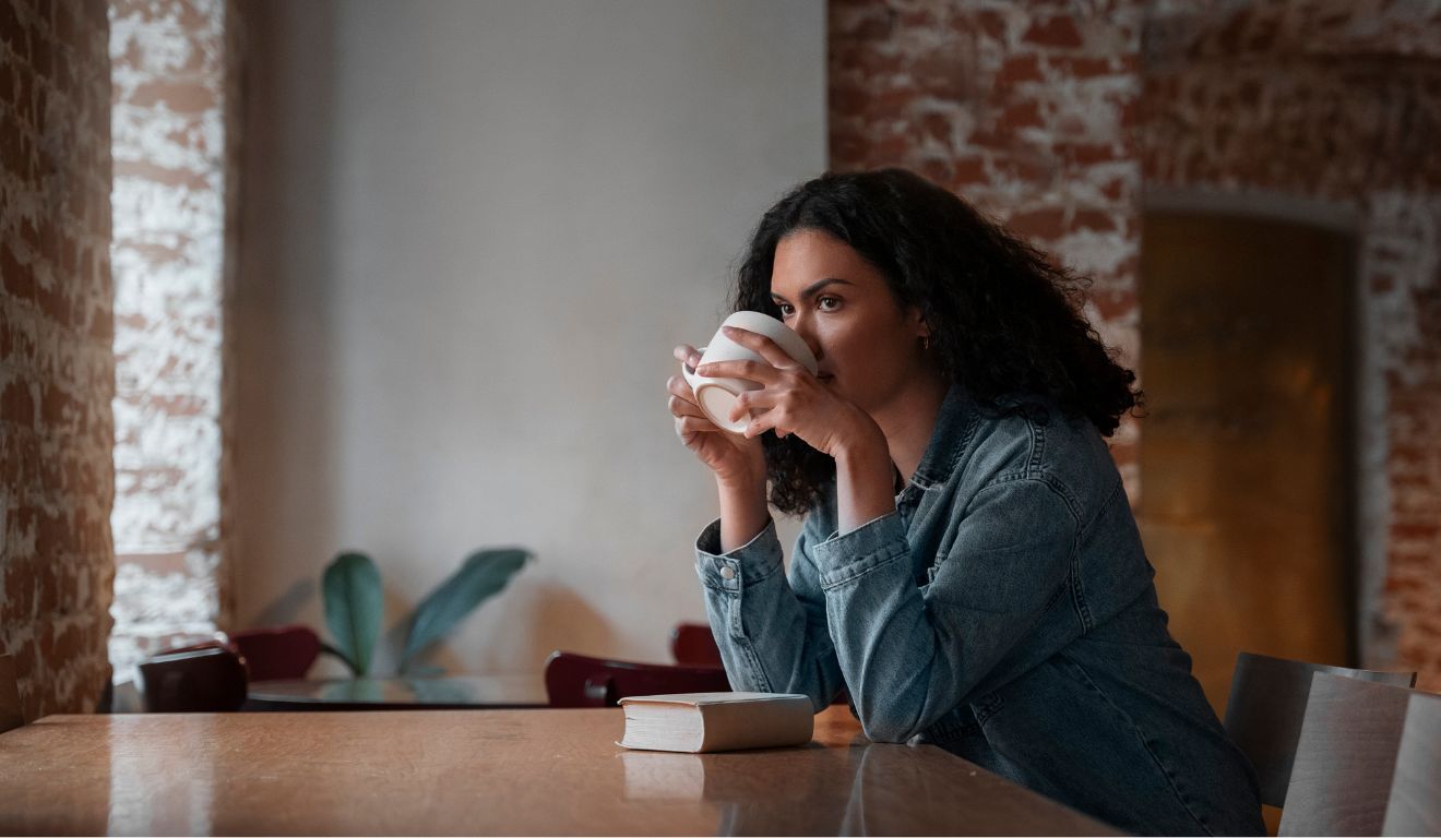 Mulher tomando café Mulher tomando café