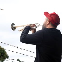 Trompetista em frente a sede da Polícia Federal após a prisão de Jair Bolsonaro