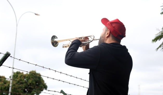 Trompetista em frente a sede da Polícia Federal após a prisão de Jair Bolsonaro