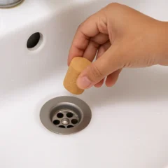 Veja como acabar com cheiro de esgoto na pia usando o antigo truque da rolha