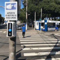 Botões nos semáforos de trânsito
