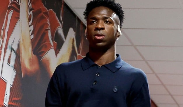 Vini Jr. antes do jogo do Real Madrid contra o Liverpool