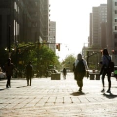 Walkable é a tendência de tornar os bairros mais caminháveis. Imagem: Freepik