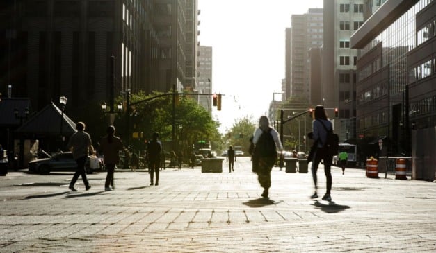 Walkable é a tendência de tornar os bairros mais caminháveis. Imagem: Freepik