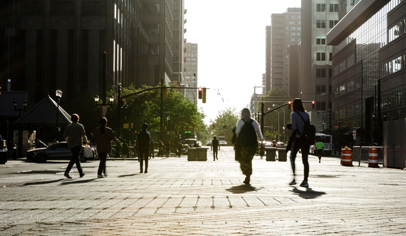 Walkable é a tendência de tornar os bairros mais caminháveis. Imagem: Freepik