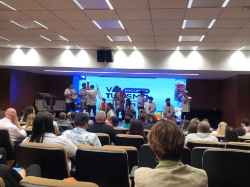A banda de congo abriu o Vai Turismo, que discutiu medidas para fomentar a atividade no Es, alinhadas com medidas nacionais. Crédito: Edu Kopernick