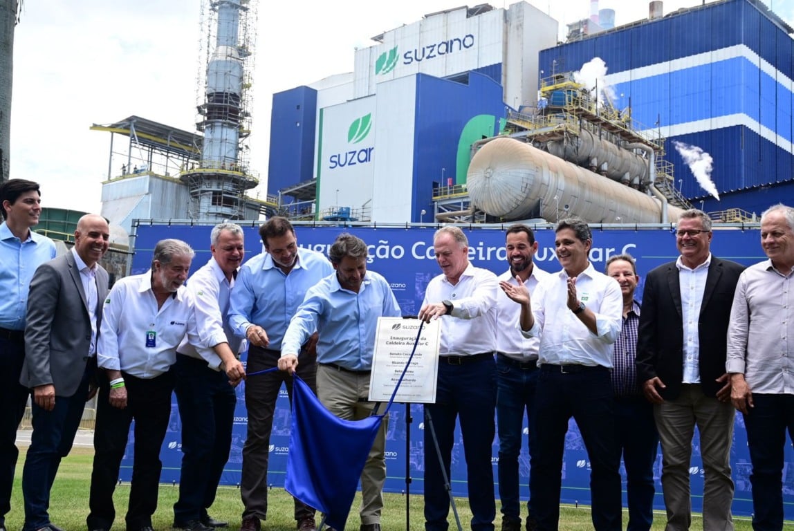 O presidente da Suzano, Beto Abreu e o governador do Estado, Renato Casagrande inauguraram oficialmente a fábrica de papel e uma nova caldeira na planta de Aracruz. Crédito: Thiago Soares O presidente da Suzano, Beto Abreu e o governador do Estado, Renato Casagrande inauguraram oficialmente a fábrica de papel e uma nova caldeira na planta de Aracruz. Crédito: Thiago Soares