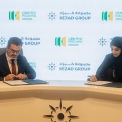 Fábio Cruz, o vice-presidente do Centrorochas, assina  memorando de entendimento com Fátima Mohammed Noorl Al Hammadi, Chief Commercial Officer do Kezad Group. Crédito:  Divulgação Centrorochas / Thomaz Japiassú