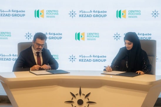 Fábio Cruz, o vice-presidente do Centrorochas, assina  memorando de entendimento com Fátima Mohammed Noorl Al Hammadi, Chief Commercial Officer do Kezad Group. Crédito:  Divulgação Centrorochas / Thomaz Japiassú