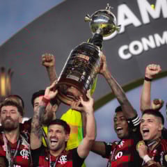PER - LIBERTADORES/PALMEIRAS X FLAMENGO/FINAL - ESPORTES De Arrascaeta, do Flamengo, ergue o troféu da Copa Libertadores 2025 ao lado dos companheiros após a vitória por 1 a 0 diante do Palmeiras na final, realizada no Estádio Monumental de Lima, no Peru, neste sábado, 29. O Flamengo sagrou-se tetracampeão do torneio. Foto: MARCO GALVãO/ZIMEL PRESS/ESTADÃO CONTEÚDO ZIM20251129007 - 29/11/2025 - 21:47