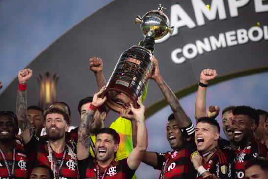 PER - LIBERTADORES/PALMEIRAS X FLAMENGO/FINAL - ESPORTES De Arrascaeta, do Flamengo, ergue o troféu da Copa Libertadores 2025 ao lado dos companheiros após a vitória por 1 a 0 diante do Palmeiras na final, realizada no Estádio Monumental de Lima, no Peru, neste sábado, 29. O Flamengo sagrou-se tetracampeão do torneio. Foto: MARCO GALVãO/ZIMEL PRESS/ESTADÃO CONTEÚDO ZIM20251129007 - 29/11/2025 - 21:47