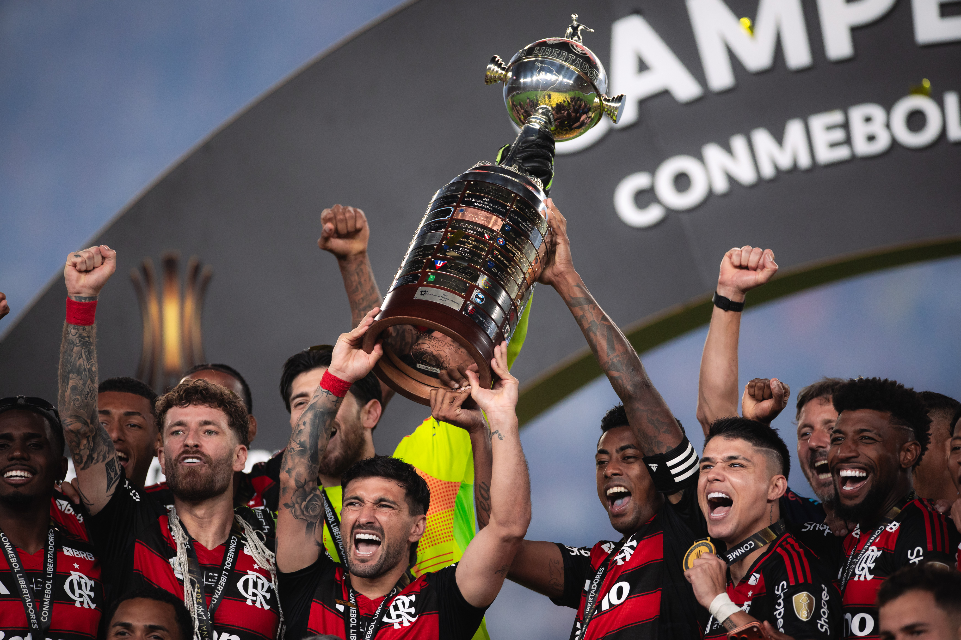 PER - LIBERTADORES/PALMEIRAS X FLAMENGO/FINAL - ESPORTES De Arrascaeta, do Flamengo, ergue o troféu da Copa Libertadores 2025 ao lado dos companheiros após a vitória por 1 a 0 diante do Palmeiras na final, realizada no Estádio Monumental de Lima, no Peru, neste sábado, 29. O Flamengo sagrou-se tetracampeão do torneio. Foto: MARCO GALVãO/ZIMEL PRESS/ESTADÃO CONTEÚDO ZIM20251129007 - 29/11/2025 - 21:47