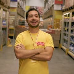 Ampla assina campanha do Novo Atacarejo e apresenta o "funcionário" Aldo