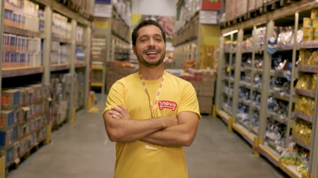 Ampla assina campanha do Novo Atacarejo e apresenta o "funcionário" Aldo