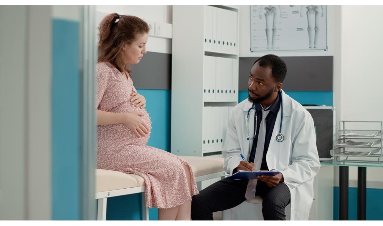 Consulta médica com mulher grávida