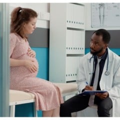 Consulta médica com mulher grávida