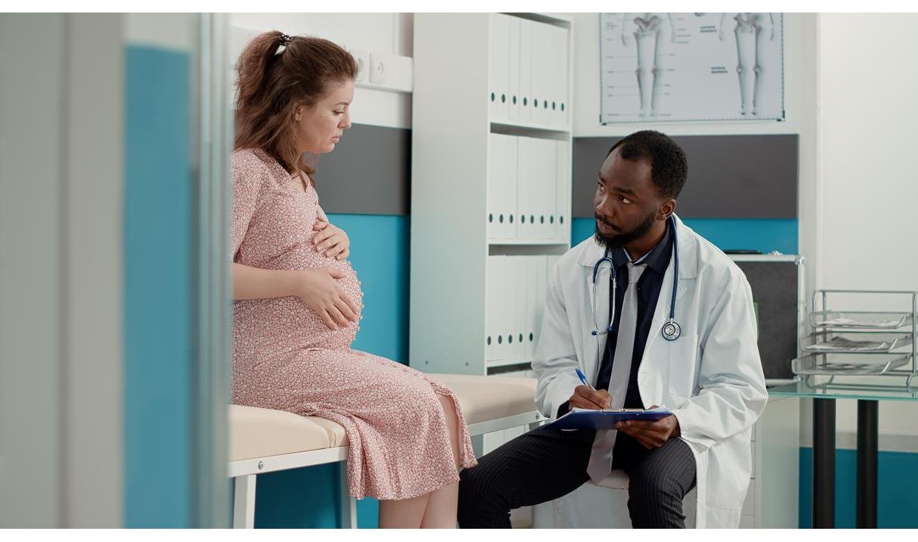 Consulta médica com mulher grávida