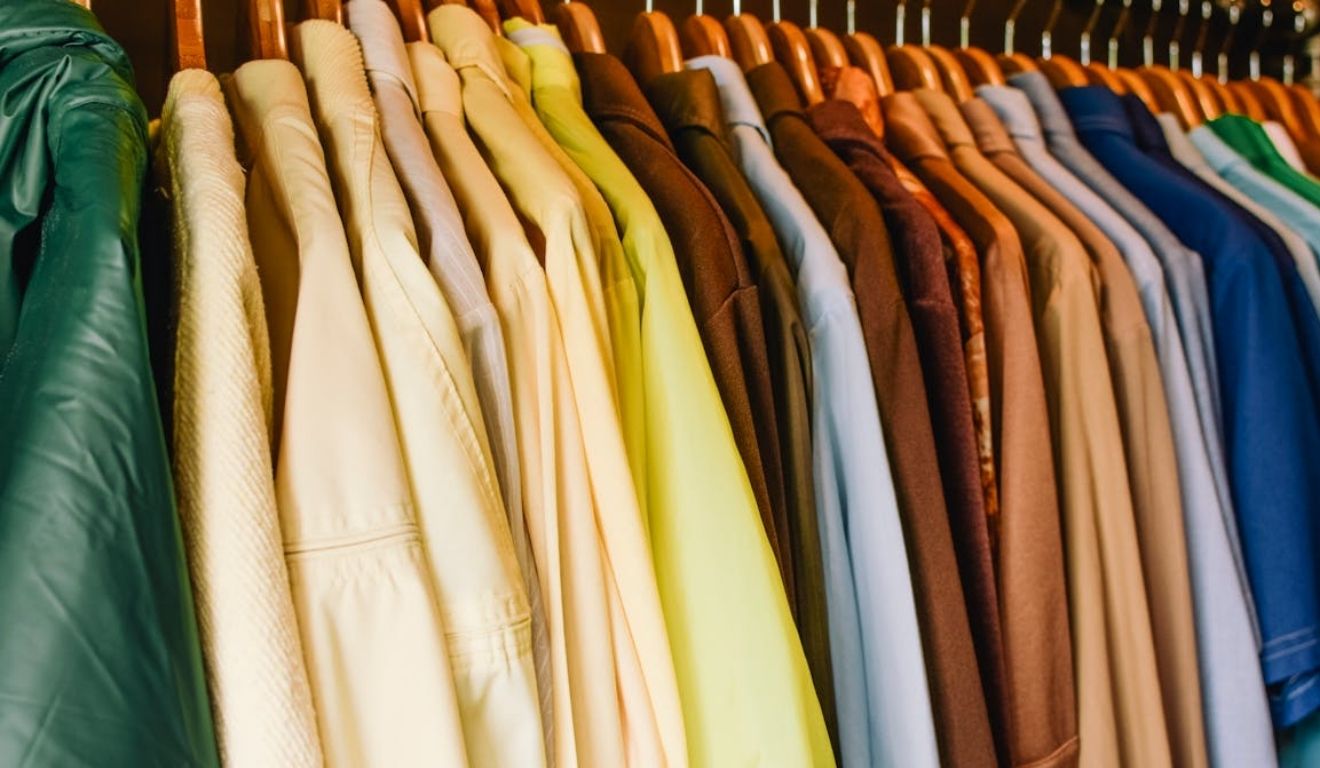 A cor da sua roupa revela mais sobre você do que imagina. Veja o que significa