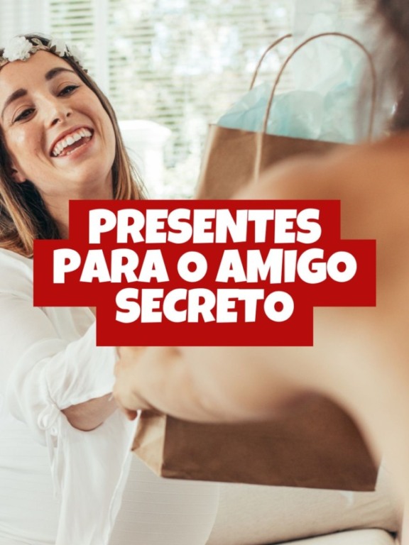 Mulher sorridente recebendo presente de amiga