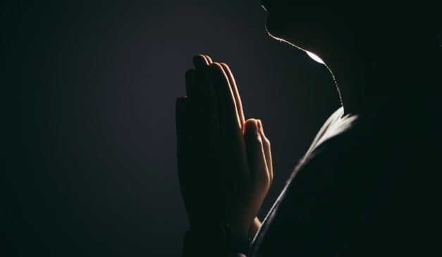 Mãos em oração