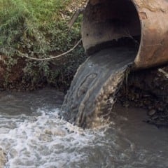 Esgoto lançado em rio