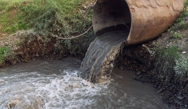 Esgoto lançado em rio