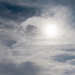 Sol entre nuvens marca o domingo no ES! (Foto: Reprodução/Freepik)
