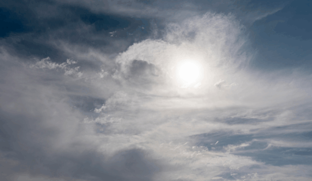 Sol entre nuvens marca o domingo no ES! (Foto: Reprodução/Freepik)