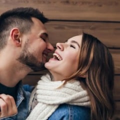 Casal rindo e se abrançando.