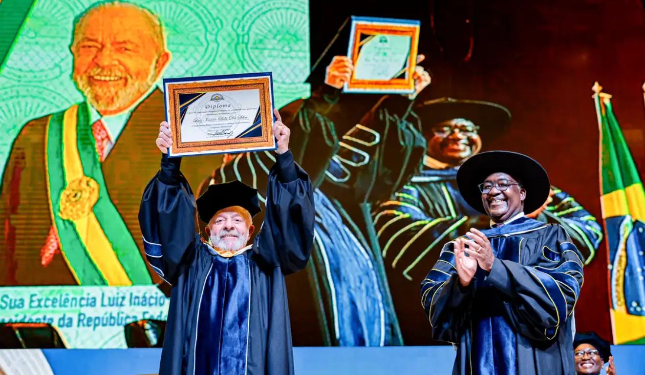 Lula recebe título de doutor honoris causa em Moçambique