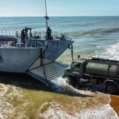 Marinha realiza megaoperação de guerra com caças, blindados e 3.400 militares no litoral do ES