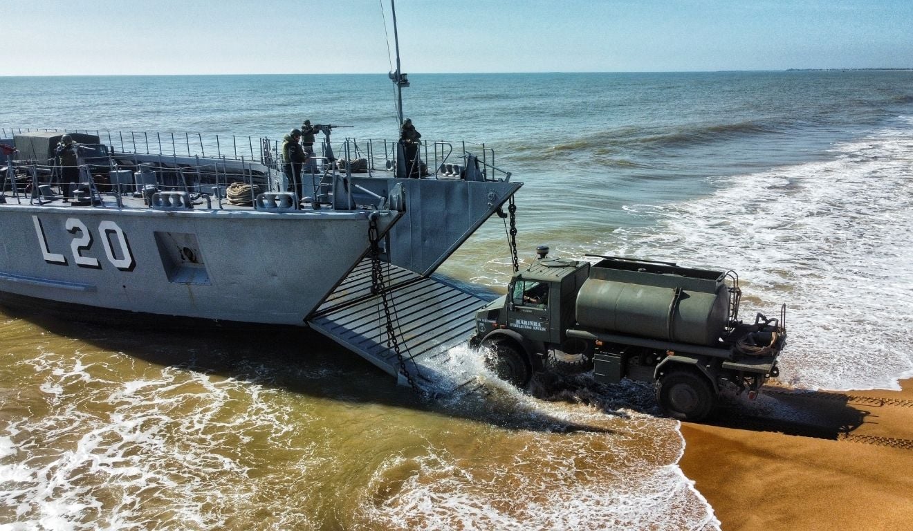 Marinha realiza megaoperação de guerra com caças, blindados e 3.400 militares no litoral do ES