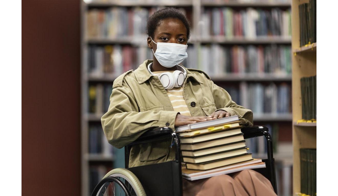 Mulher negra em cadeira de rodas Mulher negra em cadeira de rodas