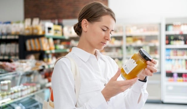 mulher lendo rótulos de alimentos