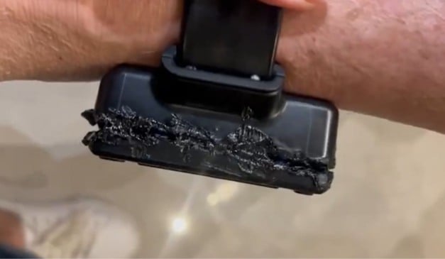 Tornozeleira eletrônica de Bolsonaro foi danificada pelo ex-presidente, que confessou ter usado ferro de solda (Foto: Reprodução/X)